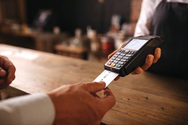 Maquininha de cartão e smartphone com interface TEF